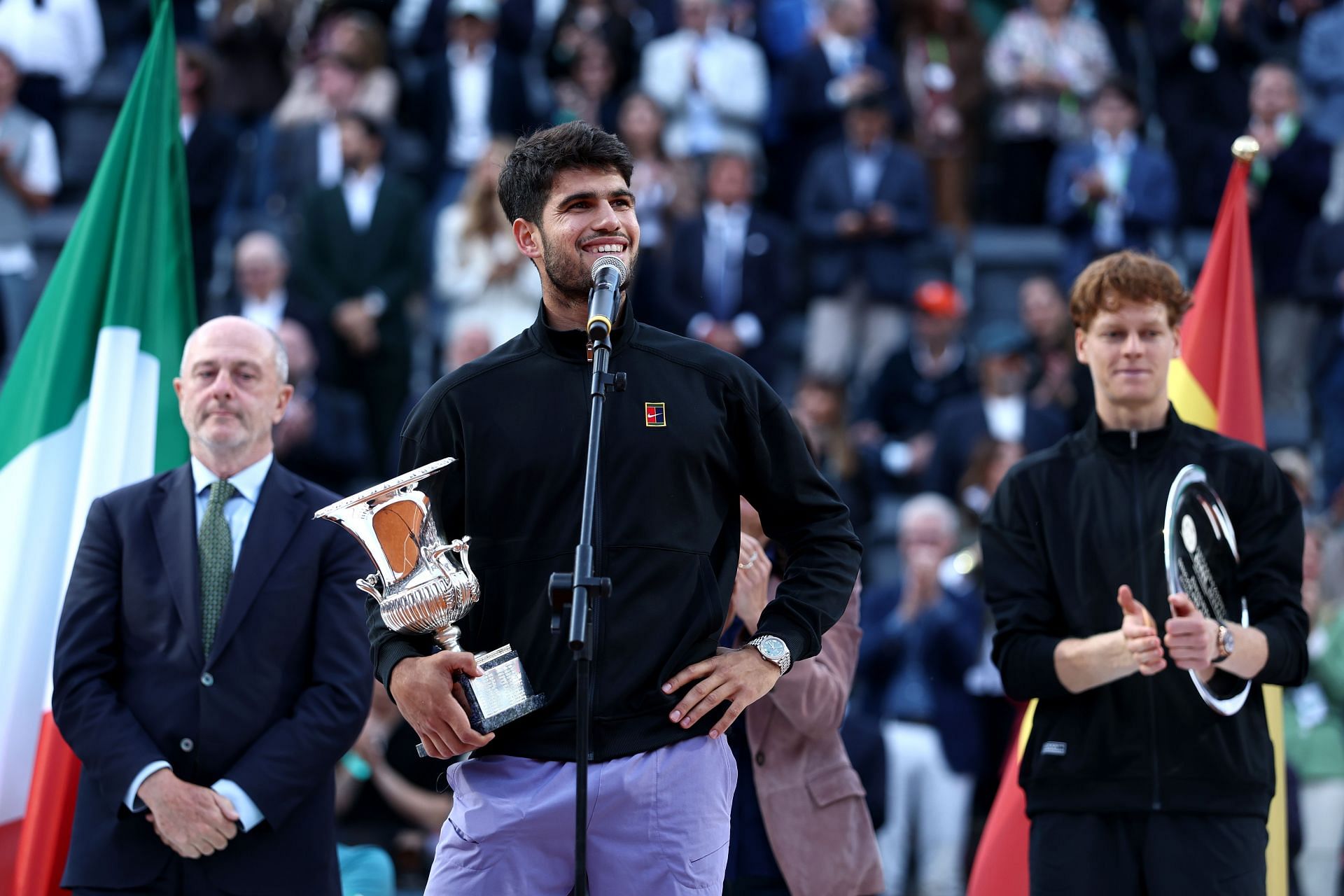 Carlos Alcaraz speaks to Italian crowd during Italian Open trophy ceremony | Image Source: Getty